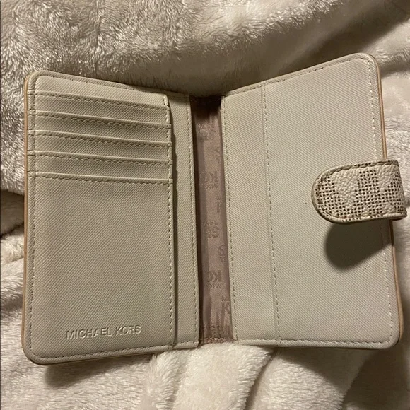 Michael Kors passport holder - Picture 2 of 3